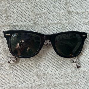 Ray-Ban Wayfarer Classic Unisex Black Polarized Sunglasses